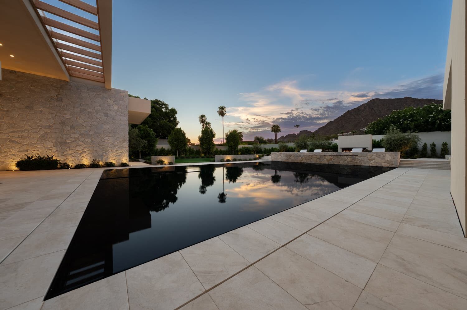 Hoss — spa within the black-water pool
