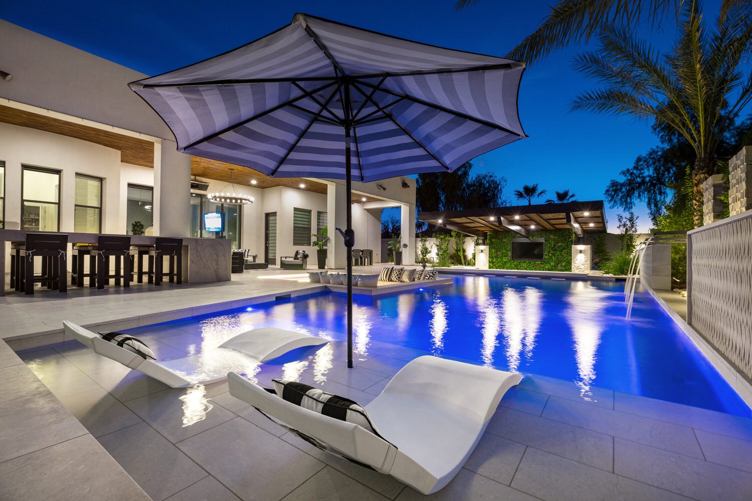 Poolside kitchen and bar